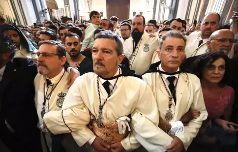 Imagini rare cu Antonio Banderas. În haine monahale, actorul a deschis procesiunile din Malaga în Săptămâna Sfântă