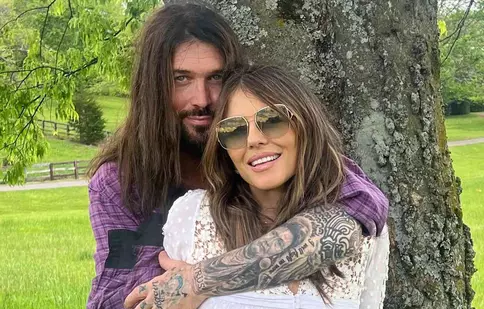 Elizabeth Hurley și Billy Ray Cyrus, cel mai nou cuplu de la Hollywood. Cum a început povestea lor