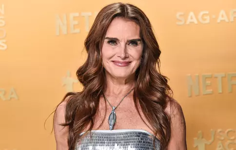 Cum arată Brooke Shields în costum de baie, la aproape 60 de ani. Actrița, surprinsă într-o ipostază îndrăzneață