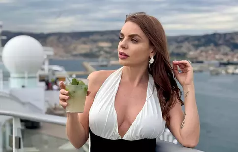 Cătălina Grama (Jojo), apariție spectaculoasă pe un vas de croazieră. Vedeta din „Tătuțu`”, în vacanță fără Paul Ipate