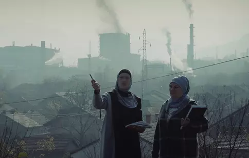 „Cerul de deasupra orașului Zenica” – Povestea unei comunități care luptă pentru aer curat într-un oraș poluat din Bosnia, disponibil pe Max