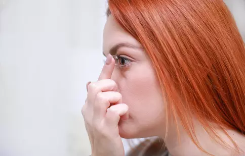 Lentilele de contact – o soluție comodă, dar care necesită cunoștințe corecte pentru o utilizare sigură