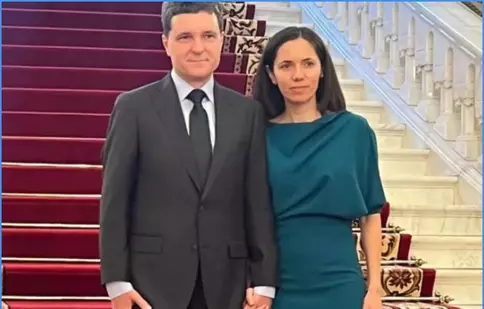 Cine a creat rochia purtată de iubita lui Nicușor Dan la TVR. Cât costă și ce legătură are cu ținuta Elenei Lasconi de la Digi24