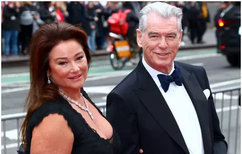 Pierce Brosnan și soția sa, apariție elegantă pe Broadway! Keely Shaye Smith a strălucit într-o rochie mulată la premiera piesei lui George Clooney