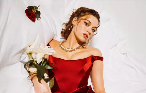 Afra Saraçoğlu, eleganță și forță pe coperta ELLE Jeweller’s Book: Despărțirea de Seyran și rolurile care au consacrat-o