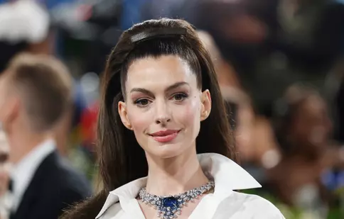 Anne Hathaway a uimit la Met Gala 2025, arătând cu cel puțin 20 de ani mai tânără. „Chirurgii esteticieni chiar sunt buni în ziua de azi”