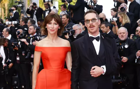 Benedict Cumberbatch, apariție rară alături de soția sa, la Cannes. Actorul a participat la festivitate, deși este accidentat