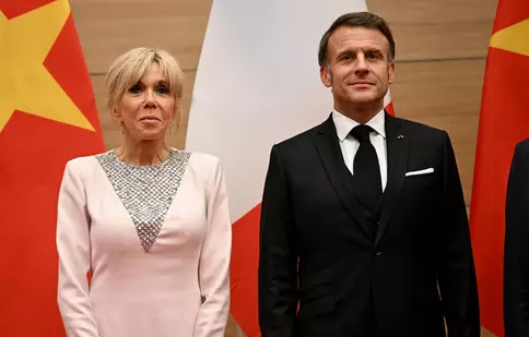 Emmanuel Macron, prima reacție după ce ar fi fost pălmuit de Brigitte Macron. Imaginile care au devenit virale în online