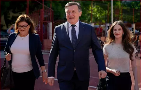 Crin Antonescu a votat în București. Ținutele elegante ale soției și fiicei sale au atras atenția