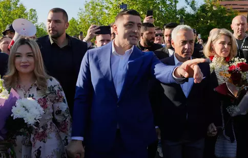 Alegeri prezidențiale 2025: George Simion și Călin Georgescu au votat împreună, alături de soțiile lor. Cum au apărut Ilinca și Cristela