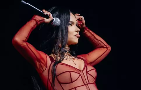 INNA a cucerit Parisul! Ținuta incendiară în care a urcat pe scenă la primul ei concert din capitala Franței