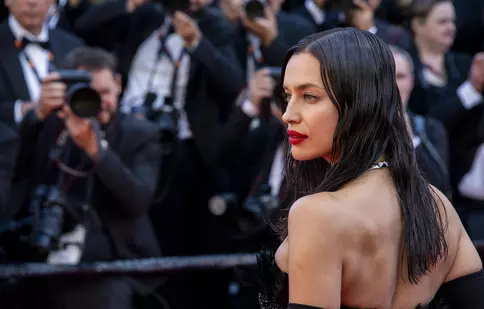 Irina Shayk, gafă vestimentară la Cannes. A fost criticată pentru alegerea făcută: „Morticia Addams arăta mai bine!”
