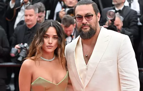 Jason Momoa și Adria Arjona, apariție spectaculoasă la Cannes 2025. Gesturi tandre pe covorul roșu