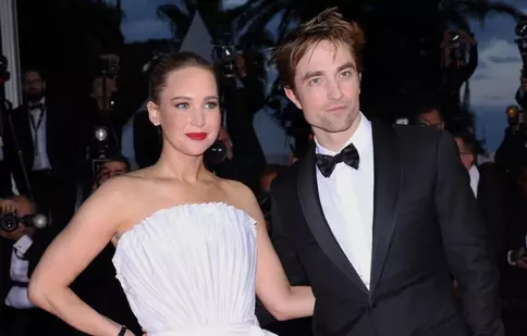 Robert Pattinson a gafat pe covorul roșu, la Cannes 2025. Jennifer Lawrence a fost implicată