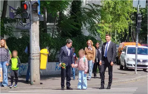 Nicușor Dan, surprins de mână cu fetița lui. A dus-o pe Aheea la școală, la o zi după ce a devenit președinte