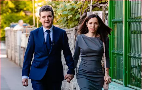 Cum a apărut Mirabela Grădinaru la o secție de votare din București. L-a însoțit pe Nicușor Dan și a fost toată un zâmbet