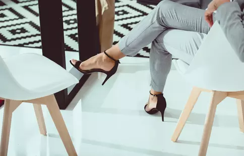 Sandalele cu toc mic subțire: confort și eleganță