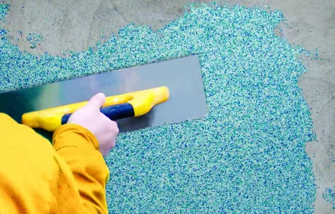 Cum se aplică tencuiala decorativă pe pereți? 7 sfaturi utile