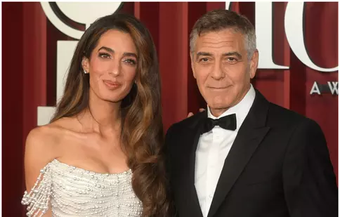 George Clooney și Amal, apariție de poveste pe covorul roșu. Cum au fost surprinși la Gala Premiilor Tony