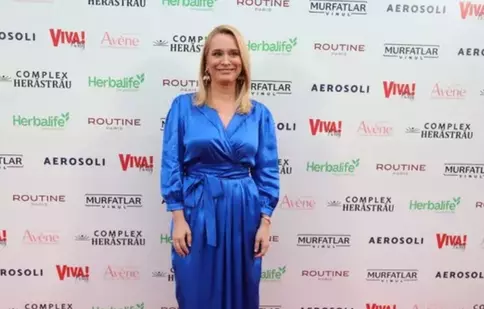 Cum a apărut Andreea Esca la petrecerea VIVA!. A ales o rochie lungă din satin albastru