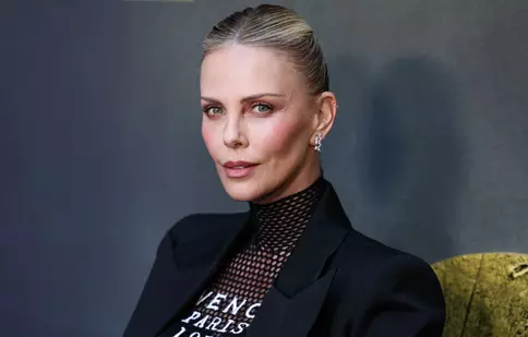 Charlize Theron, apariție spectaculoasă pe covorul roșu la premiera The Old Guard 2. La 50 de ani, a făcut furori în lenjerie și o salopetă din plasă