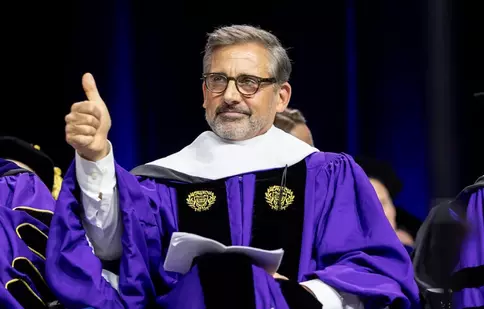 Steve Carell a transformat ceremonia de absolvire a Universității Northwestern într-o petrecere pe ringul de dans. Discursul actorului