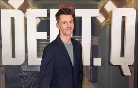 Matthew Goode, starul serialului „Dept. Q” de pe Netflix, are un cățel adoptat din România. Cine este actorul britanic