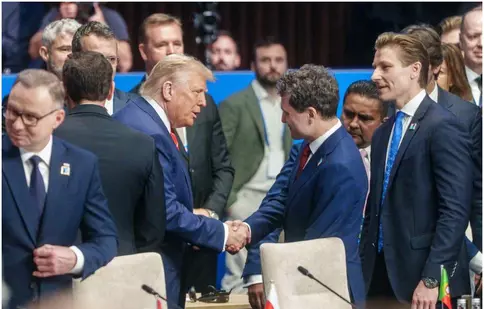 Întâlnirea Nicușor Dan - Donald Trump la summitul NATO de la Haga. Imaginea virală cu strângerea de mână care a atras toate privirile