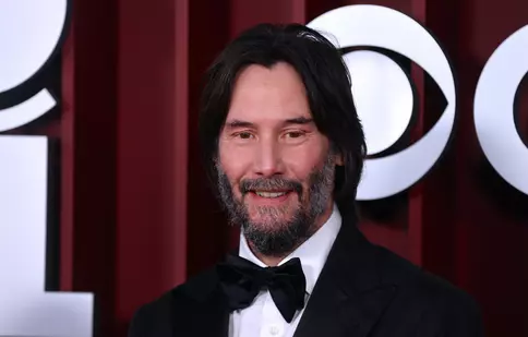 Keanu Reeves, moment viral la premiile Tony 2025. „S-a urcat pe el în timpul spectacolului”