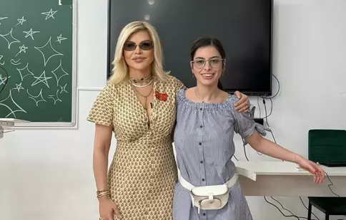 Loredana Groza, în vizită la liceul pe care l-a absolvit. „Vă mulțumesc pentru căldura cu care m-ați primit! Lori din Oneşti”