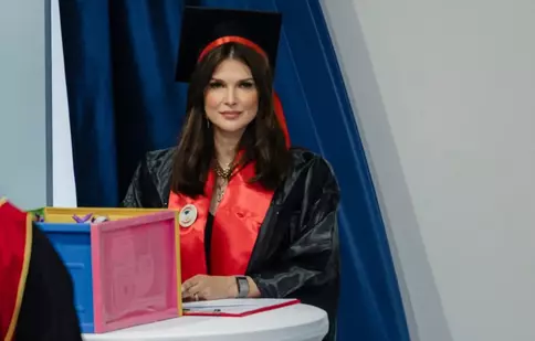 Monica Bîrlădeanu a absolvit Psihologia la 45 de ani. Imagini emoționante de la festivitate și surpriza pregătită de Maria Buză