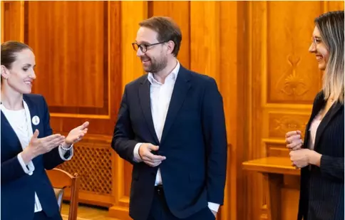 De ce sunt doar două femei în noul Guvern al României: „Sper ca data viitoare să fie mai multe”. Cine sunt Oana Țoiu și Diana Buzoianu și ce funcții ocupă