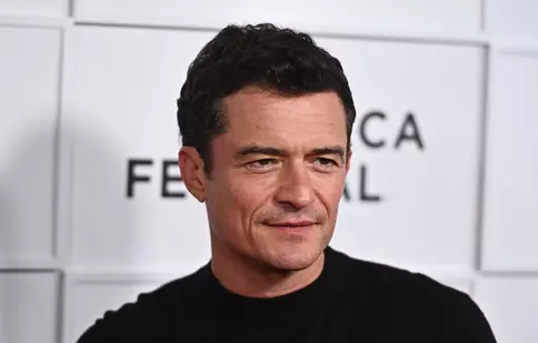 Orlando Bloom iubește din nou după despărțirea de Katy Perry. Cine este fotomodelul cu 21 de ani mai tânăr decât actorul