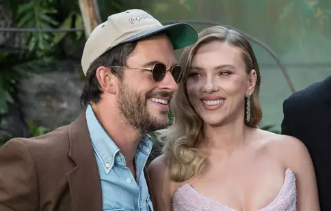 Scarlett Johansson și Jonathan Bailey, moment tandru pe covorul roșu. S-au sărutat la premiera „Jurassic World Rebirth”