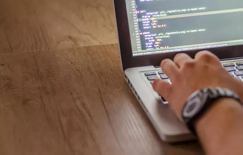 Cum înveți să dezvolți produse cu Jira și Miro într-un curs IT aplicat?