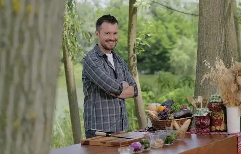 Emisiunea „Meniu de vedetă” revine cu un nou sezon la Antena Stars. Chef Horia Manea și-a mutat bucătăria în mijocul naturii