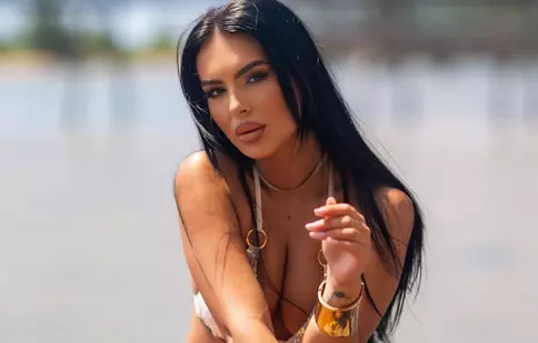 Cine este Amelia, ispită la Insula iubirii 2025, sezonul 9. O cântăreață fermecătoare, gata să frângă inimi în Thailanda