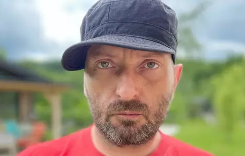 Cheloo, depistat pozitiv pentru droguri, după ce a făcut scandal în curtea Catedralei Mântuirii Neamului. Cum se apară artistul
