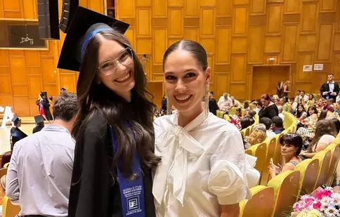 Irina Fodor, copleșită de emoții la absolvirea surorii sale. „E șefă de promoție și mă învață ce înseamnă ambiția”
