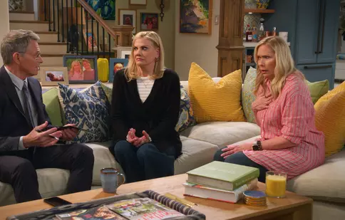 „Leanne”, noul sitcom Netflix produs de Chuck Lorre. O comedie despre viața după 50 de ani