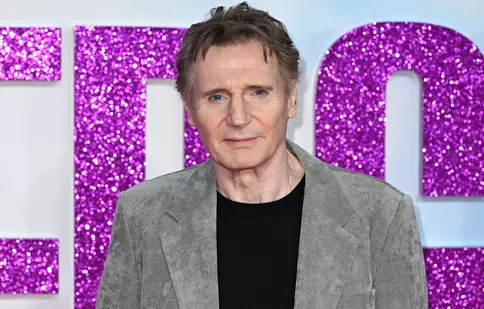 Cum arată băieții lui Liam Neeson. Celebrul actor, apariție rară cu fiii săi pe covorul roșu la premiera The Naked Gun