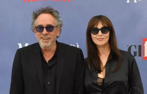Monica Bellucci, apariție răvășitoare la 61 de ani pe covorul roșu. Imagini cu actrița la brațul lui Tim Burton