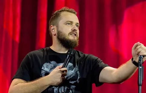Cine este Nelu Cortea, prezentatorul emisiunii The Ticket. Are un nume cu rezonanță în stand-up și nenumărate apariții pe micul ecran