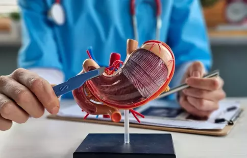 O privire în culisele unei operații de sleeve gastric: tehnici și echipamente moderne