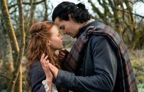 Prequelul „Sânge din sângele meu” aduce o nouă poveste în universul „Străina”. Protagonistul seamănă izbitor cu Sam Heughan