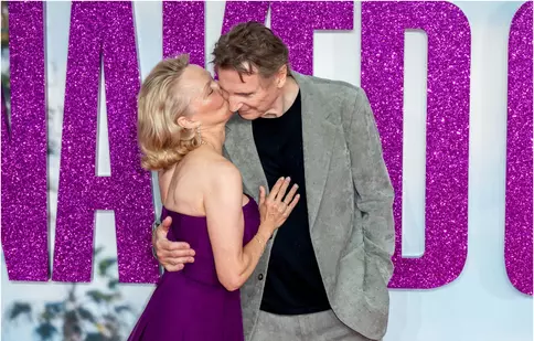 Pamela Anderson și Liam Neeson, surprinși în ipostaze tandre la premiera „The Naked Gun”. Ce gest a atras toate privirile