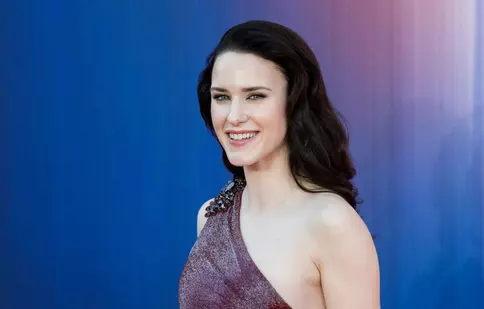 Rachel Brosnahan, distribuită în „Superman” într-un moment stânjenitor, dar memorabil. Actrița se afla într-o toaletă publică