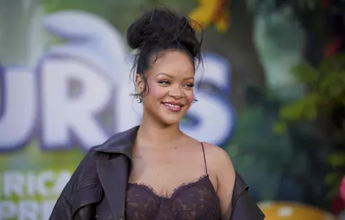 Rihanna, apariție rară pe covorul roșu alături de cei doi fii ai săi. Imagini adorabile de la premiera „Smurfs”
