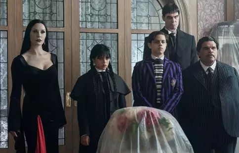 „Wednesday”, sezonul 2, ajunge pe Netflix: și mai horror, și mai amuzant, și mai captivant. Ce surprize ne-a pregătit Tim Burton