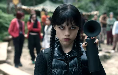 Primele imagini oficiale din sezonul 2 al serialului-fenomen „Wednesday”. A fost lansat trailerul